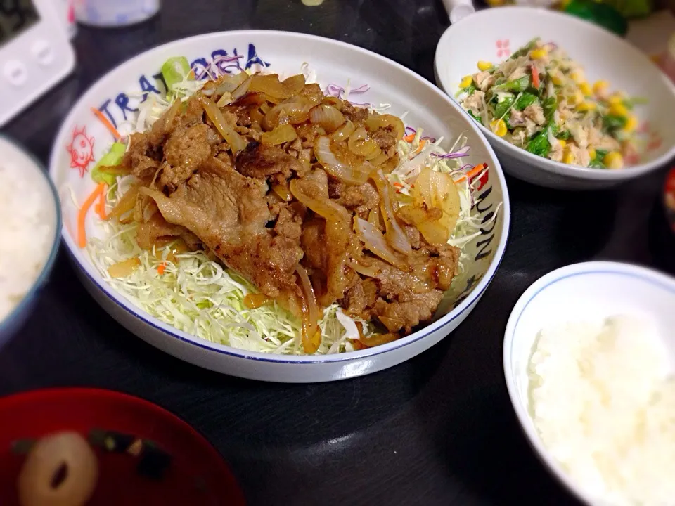 Snapdishの料理写真:今日の晩ご飯は、豚肉の生姜焼き、ベビーリーフとツナコーンのコールスロー風サラダ、お吸い物。|ゆえさん