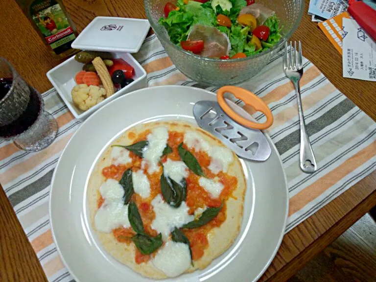 pizza Margherita, pickles, rucola salad, red wine.|Rogerinaさん