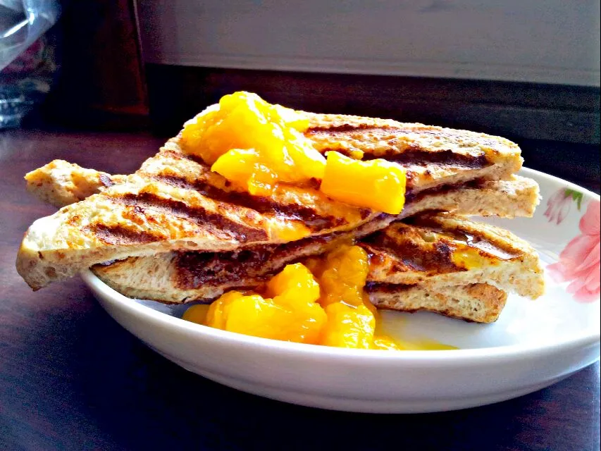 Nutella French toast topped with mango sauce|Daniel Limさん