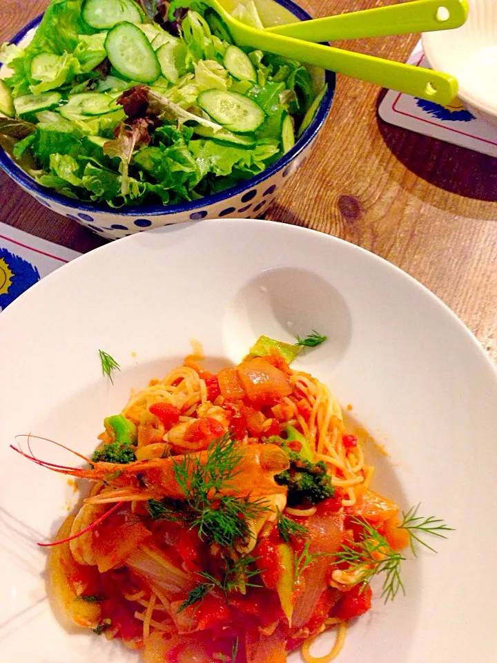 海老とブロッコリーのトマトソースパスタ🍝レタスとベビーリーフのサラダ🍀|まみりんごさん