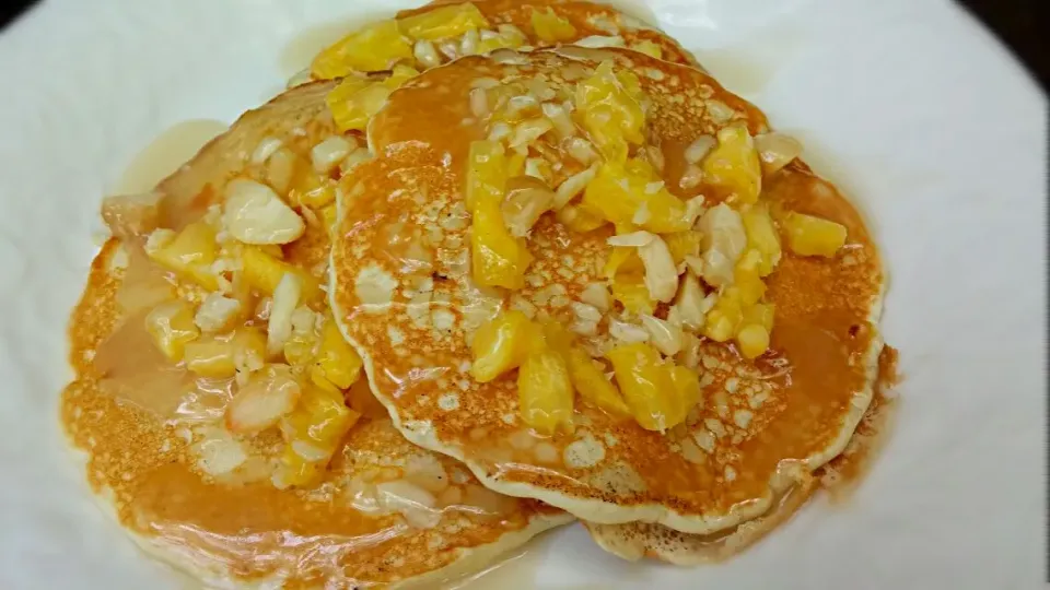 pineapple macadamia nut pancakes with home made coconut syrup.|Jiraphon Gさん