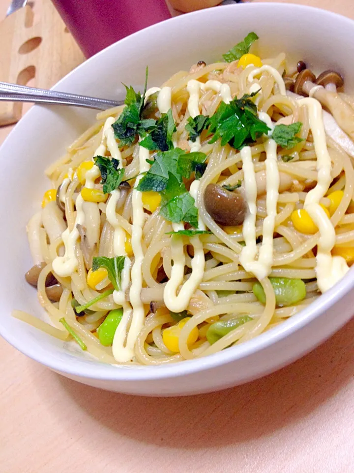 深夜に食べた 簡単スパゲティ ツナ枝豆コーンキノコ 昆布だし粉末とお醤油で味付け〜|あぼちさん