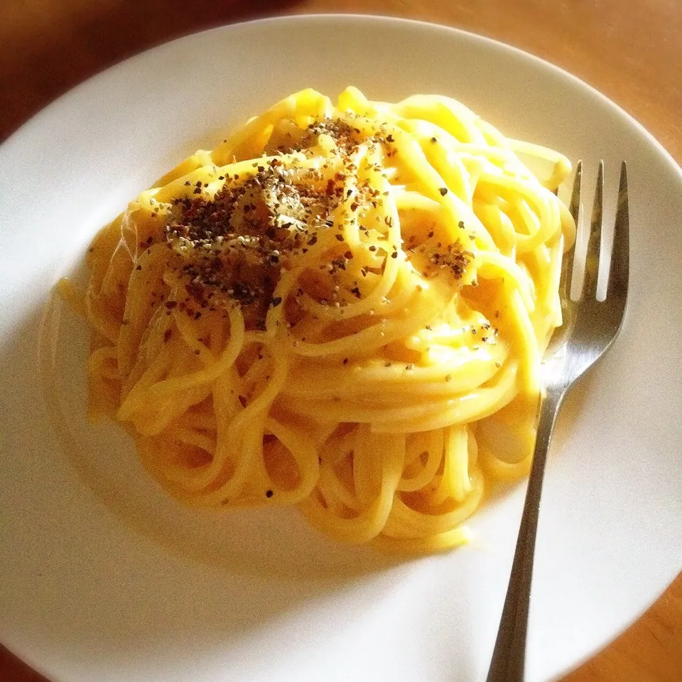 チェダーチーズで濃いめのカルボナーラスパゲッティ。|ヘイオークボさん