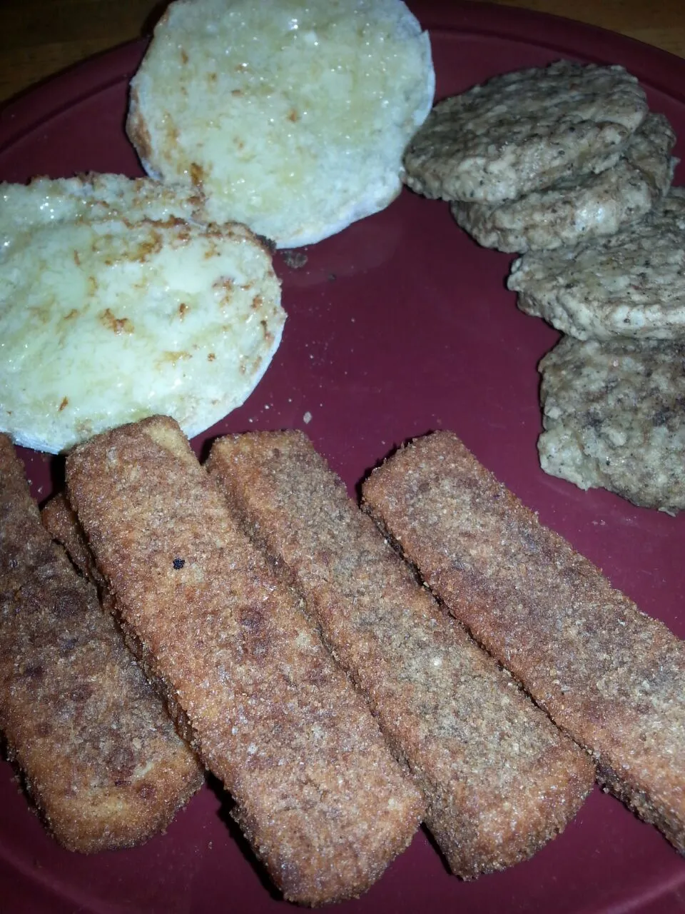 Jack's breakfast.  sausage patties,  French toast sticks,  And a buttery English muffin.|Polly Gelfusoさん