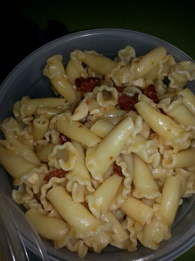 pasta with sundried tomatoes,  vegan butter,  habanero pickled garlic,  And vegan butter.|Polly Gelfusoさん