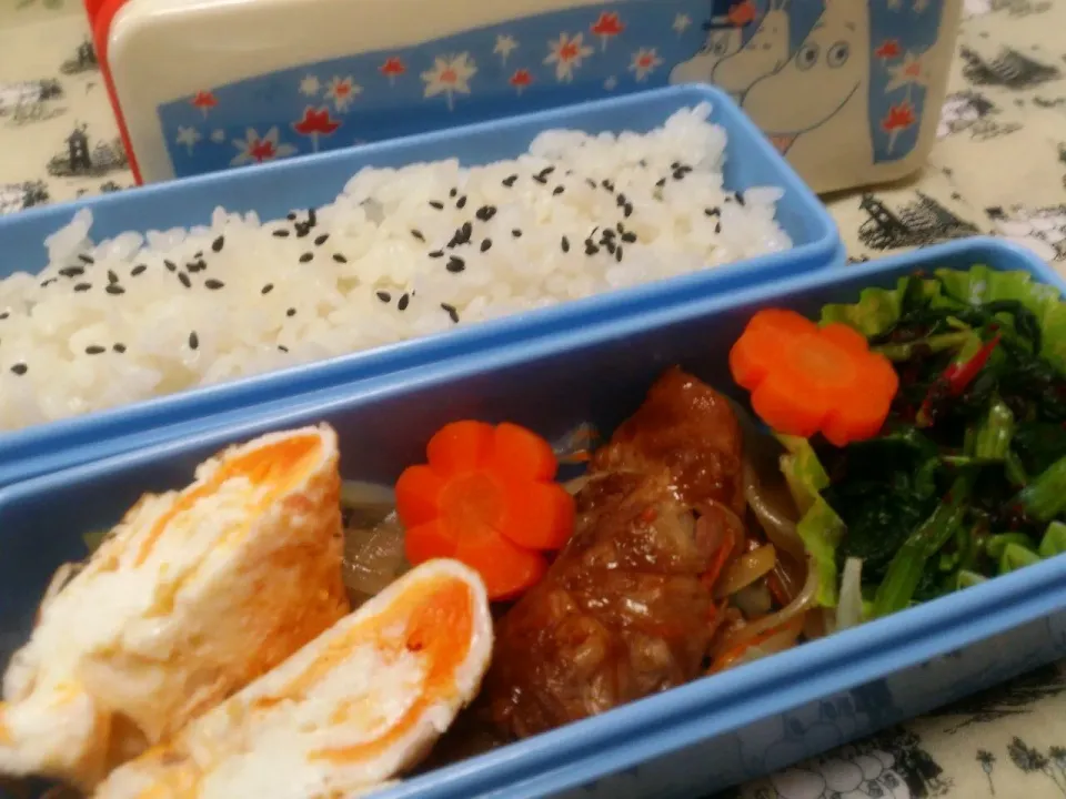 お弁当8/10
ゴマごはん、野菜の肉巻き、ぺったんこ目玉焼き、玉ねぎとにんじんのバジル和え、ほうれん草のしそ和え、にんじん|さっちんさん