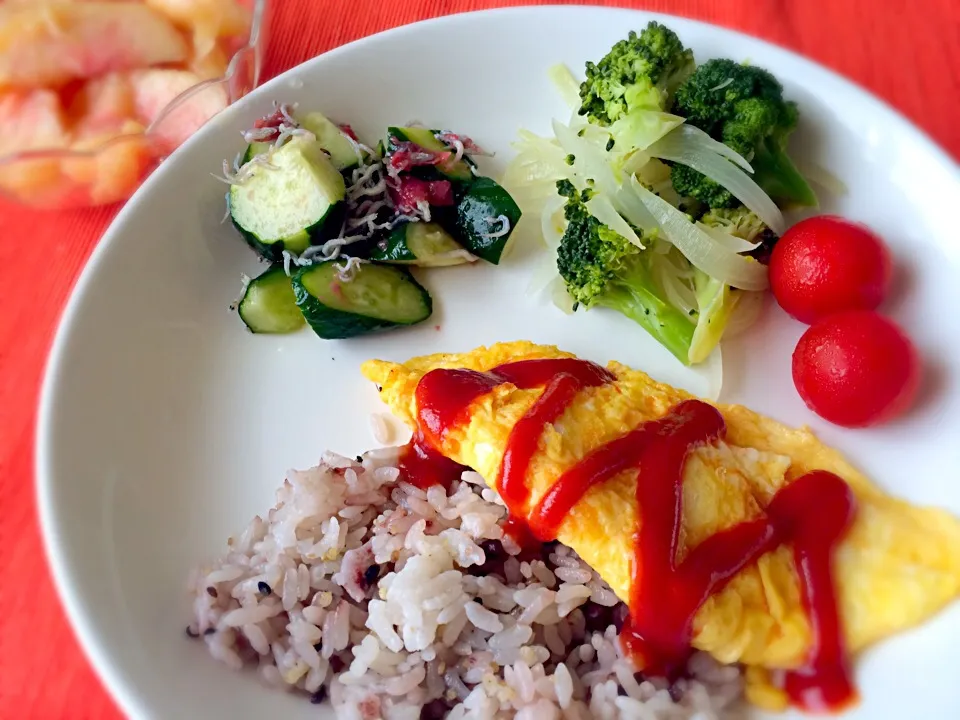 Snapdishの料理写真:朝ごはん(叩きキュウリ梅肉和え、玉ねぎとブロッコリーのフライパン蒸し、ミニトマト、オムレツ、雑穀米、ヨーグルト、青汁、桃)|ゆにょさん