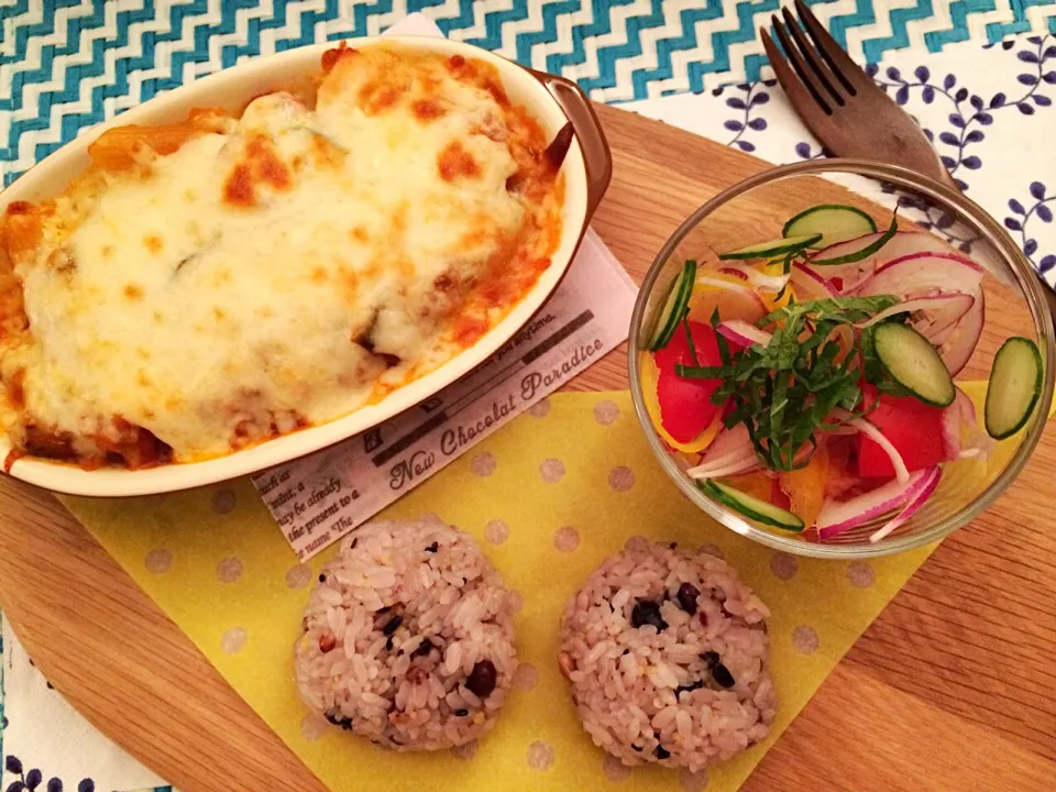 茄子🍆のミートグラタンと赤玉葱とパプリカのサラダ🍅 十六穀米むすび🍙😋💕|chieさん