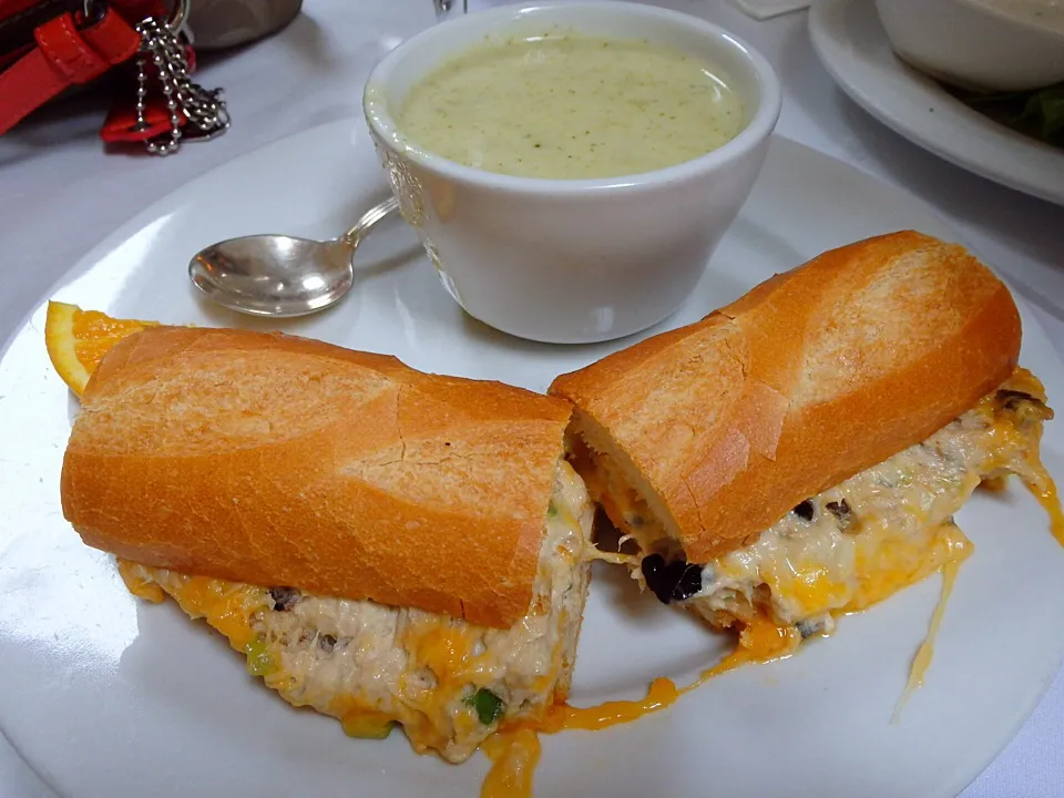 Tuna sandwich with broccoli soup🍴|jaszminnyさん