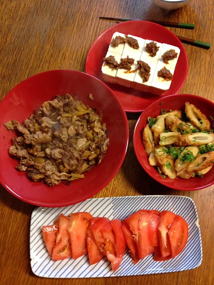 ★豚肉とジャガイモのオイスター炒め★ちくわと天ぷらの麺つゆ煮★ネギ味噌豆腐★トマト|三宅 里美さん