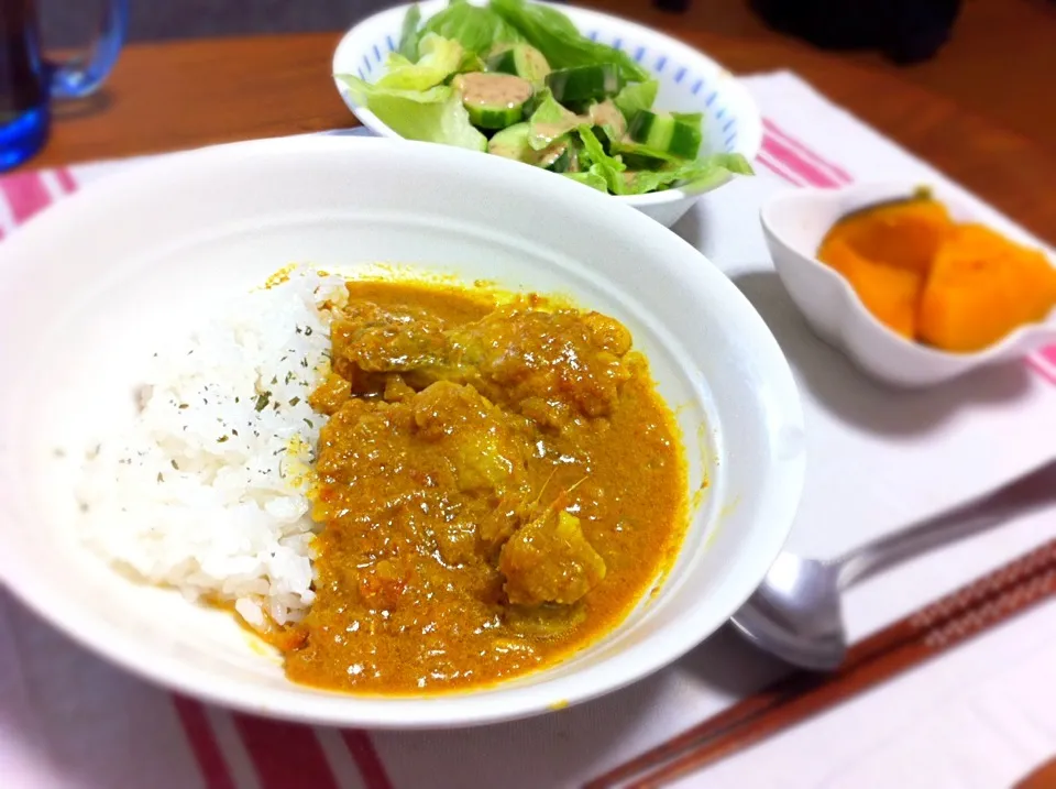 チキンカレー、グリーンサラダ、かぼちゃの煮物|カナエさん