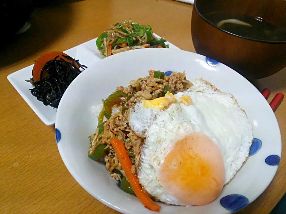 ガパオライスといろいろ晩ごはん|iwachakiさん