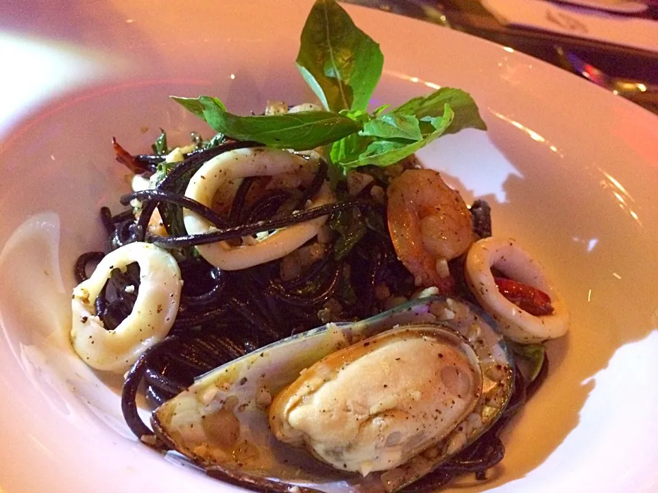 Black ink spaghetti with seafood|Issara. 🍴さん