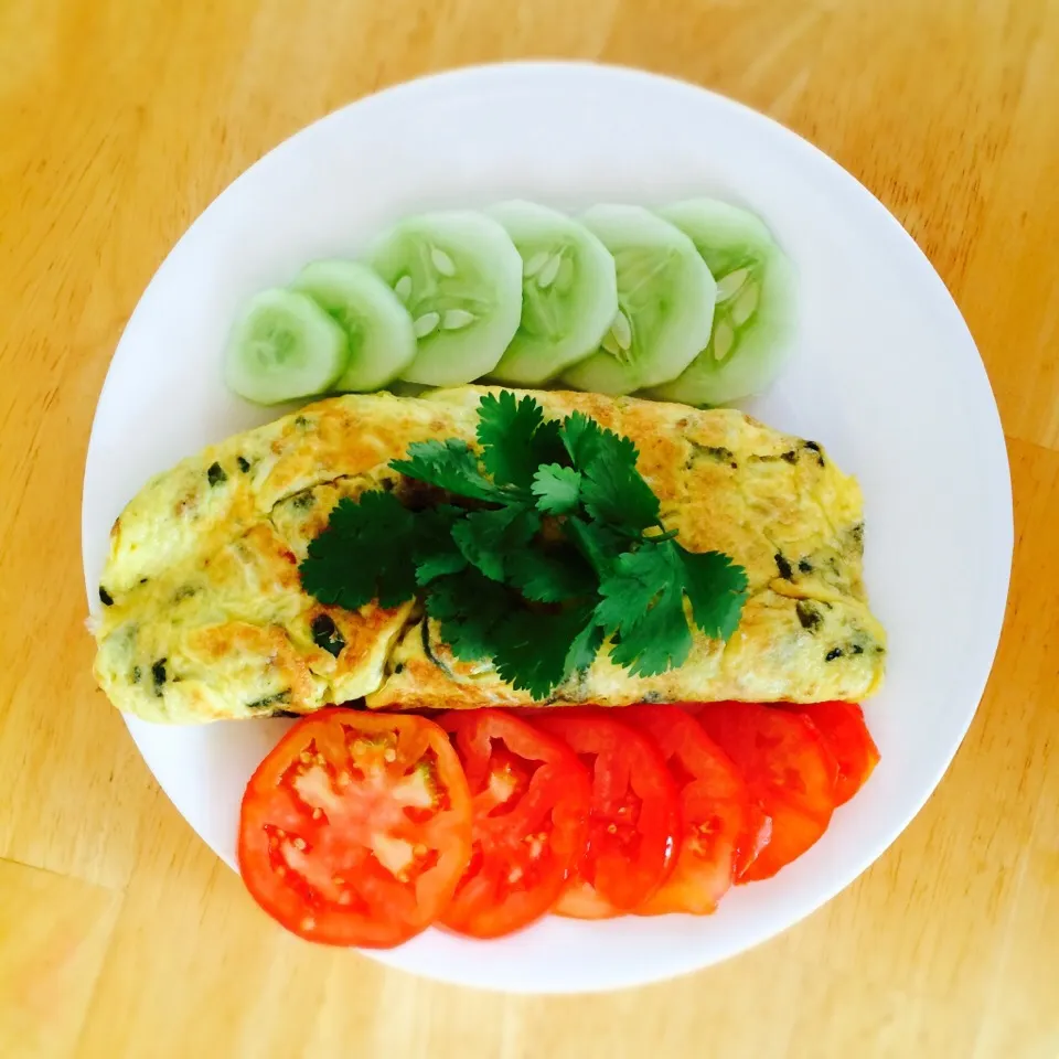 3 egg omelette with cilantro, green onion, and jalepeño from the garden. Also added in  a broken up Morning Star spicy sausage patty.|Jen Lynnさん