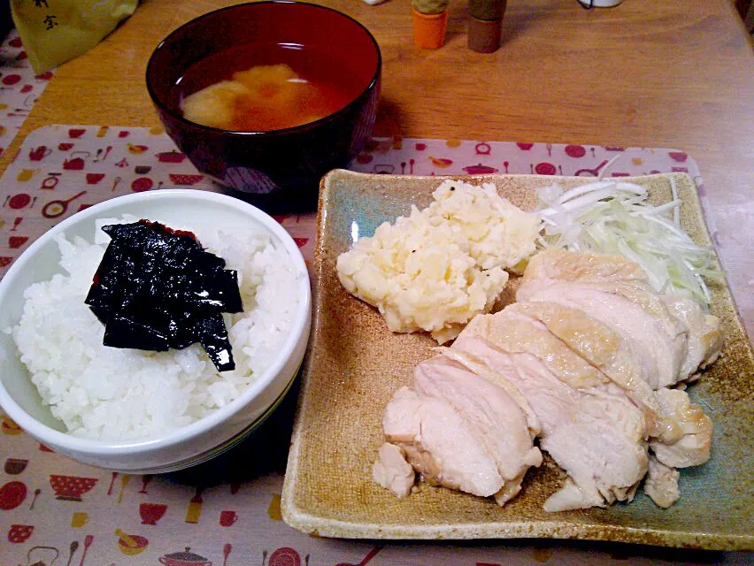 Snapdishの料理写真:８月11日 蒸し鶏 ポテトサラダ ネギ にんじんのお味噌汁|いもこ。さん