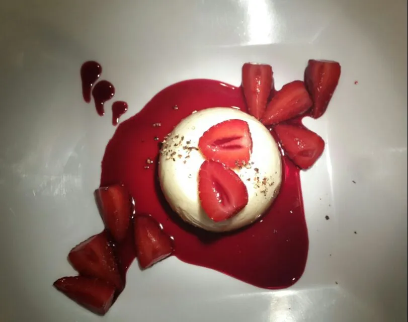 Vanilla Yogurt Panna Cotta with red wine and blackpepper sauce and strawberries|ilseさん