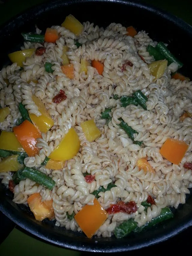 pasta with Fresh summer veggies.  yellow &orange bells,  green beans,  sundried tomatoes,  pickled habanero garlic,  white pepper,  cream chz.|Polly Gelfusoさん