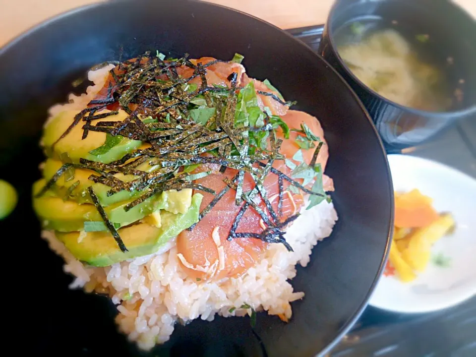 Snapdishの料理写真:マグロアボカド丼|Yuka Nishizawaさん