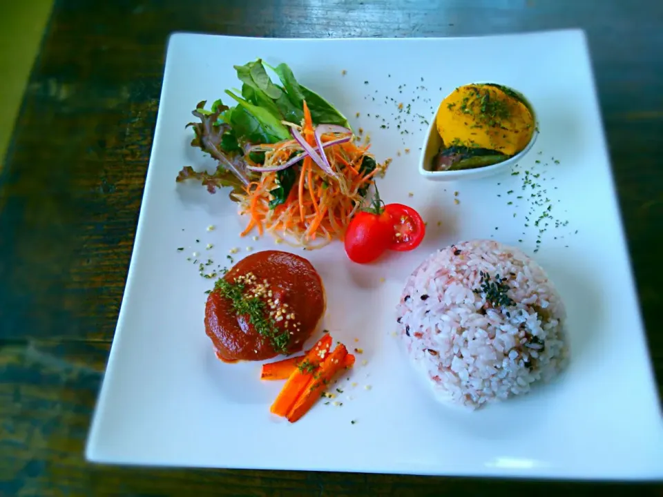 Snapdishの料理写真:本日の楽菜デリプレート

豆腐の焼きしんじょう　デミグラスソース
お芋のラクレット風
モロヘイヤと人参の春雨サラダ
ゴーヤと蓮根のマスタードソテー

ごはんor ごぱん|Ikushiro Kusanoさん