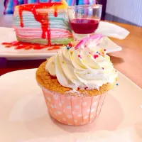 Cubcake and rainbow crape cake|Bén Tízさん