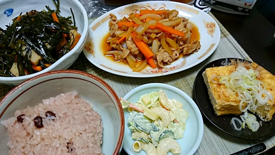 赤飯＆厚揚げ＆マカロニサラダ＆切り昆布|まぐろさん