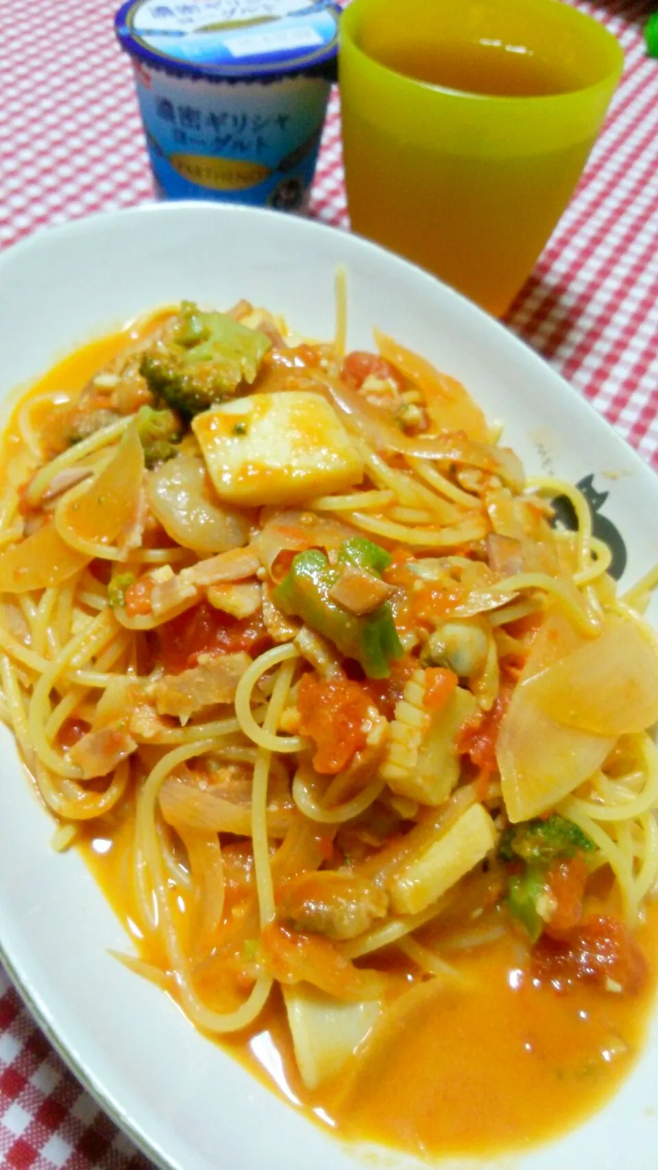 トマトクリームパスタ(ベーコン･玉葱･あさりいかえぎ＠シーフードミックス･にんにく･トマト水煮･ブロッコリー･生クリーム)、ギリシャヨーグルト|まあるさん