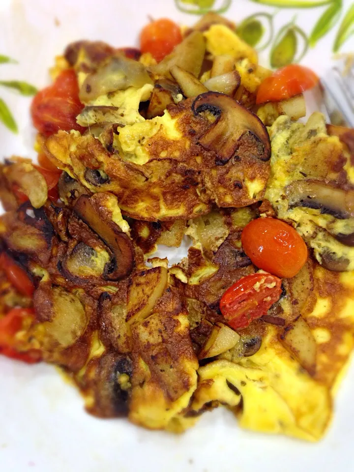 Potato, mushrooms, zucchini, cherry tomatoes omelette :)|wei weiさん