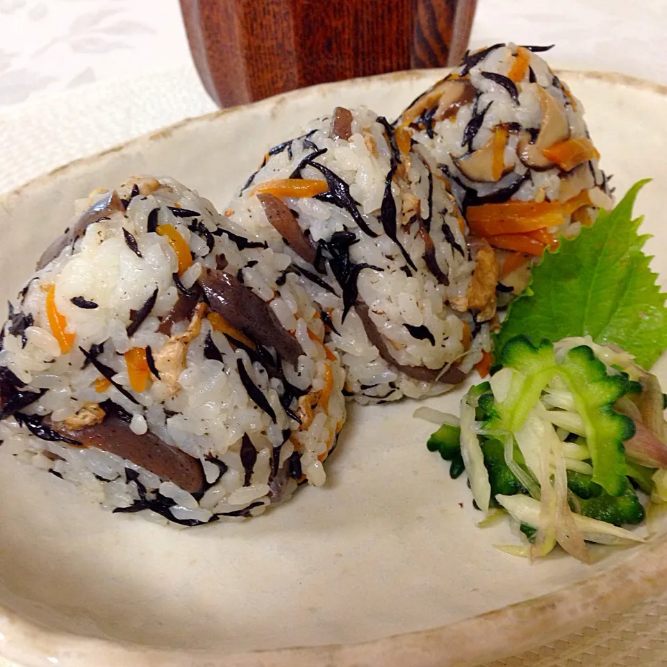 お昼のひじき煮で混ぜご飯のおにぎり🍙|デミさん