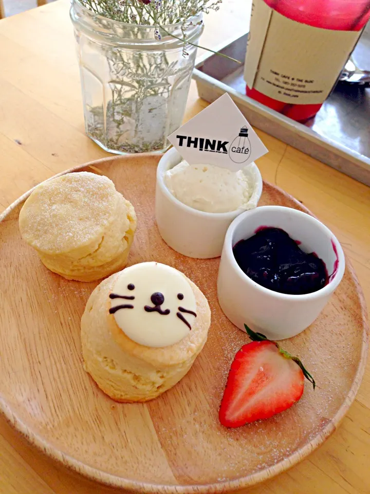 Cute seal scones with blueberry jam|PhUnGさん