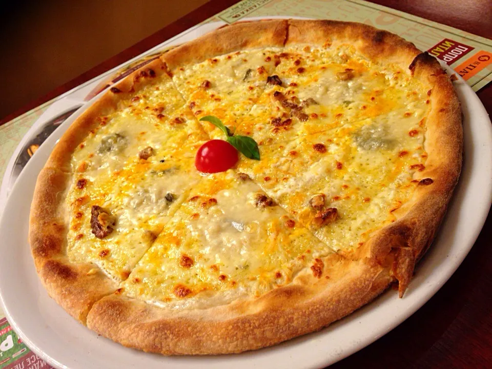 4 cheese pizza|Obeoom Jumsai Na Ayudhyaさん