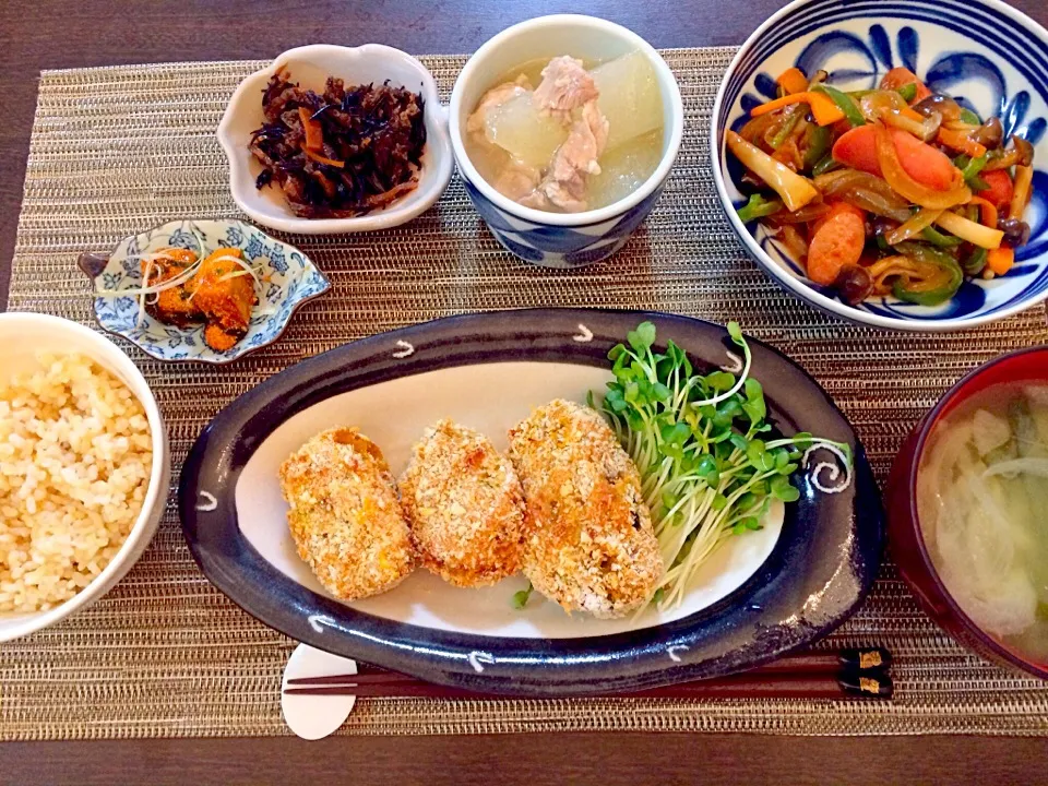 カボチャのコロッケ   マダラの子煮（惣菜）   ひじき煮   トウガンの煮物   野菜の甘コチュジャン炒め   味噌汁   玄米|NAKATAさん