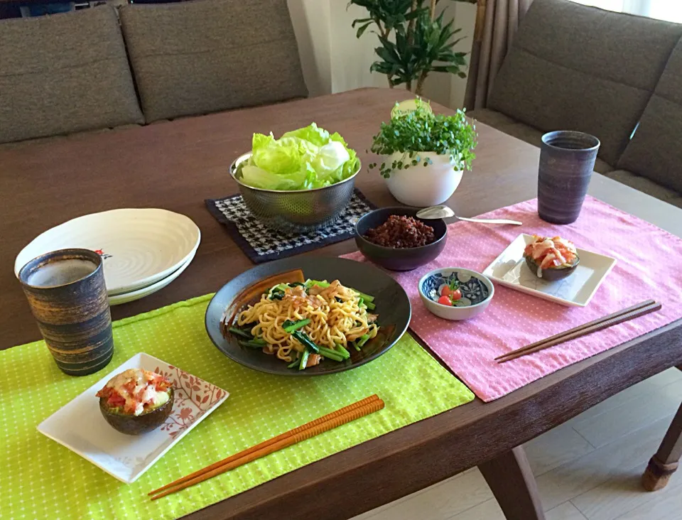 アボカドのチーズ焼、小松菜と豚肉の塩焼きそば、ミンチのレタス包み、家庭菜園のミニトマト、ビール|pentarouさん