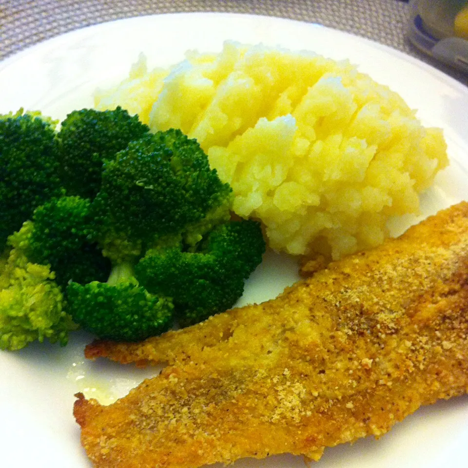 Snapdishの料理写真:Flax Encrusted Fish with Buttery Mashed Potato and Garlicky Broccoli|T.E.Dennisさん