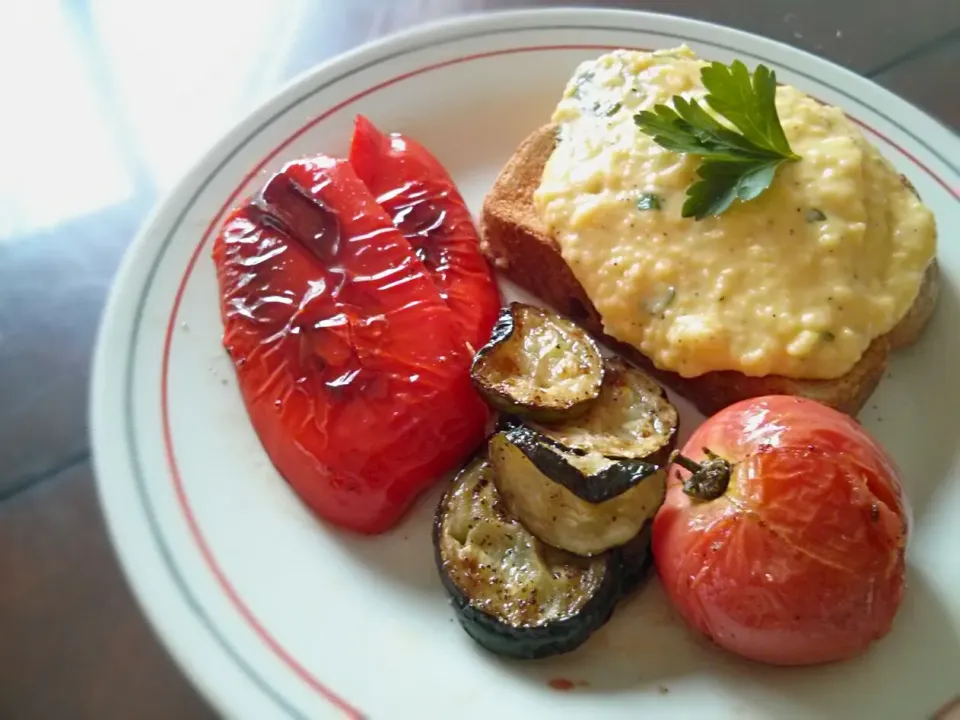 Scrambled eggs and roasted veggies for breakfast <3 #Breakfast/Brunch #Eggs|Julie Tranさん