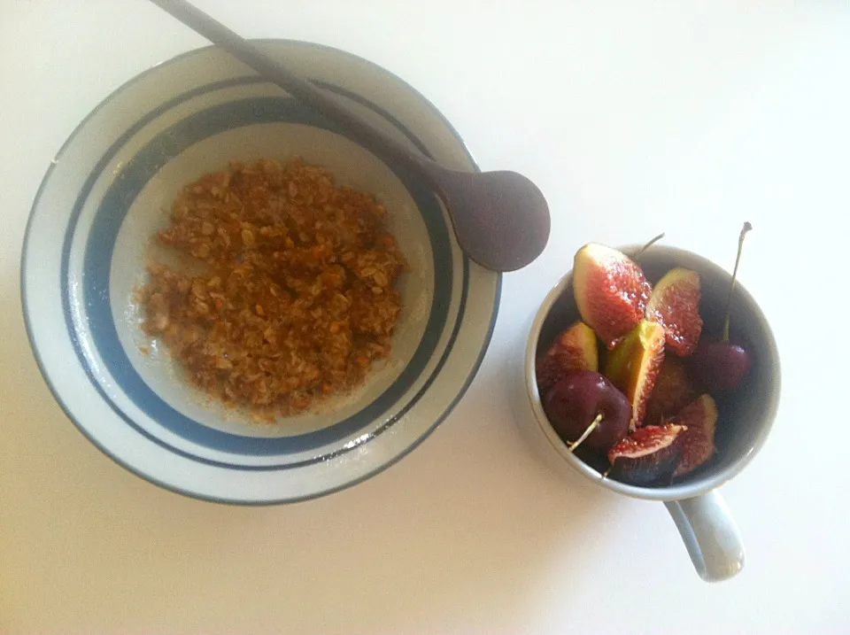 Snapdishの料理写真:Granola cobbler with side of figs and cherries|victoria valerioさん