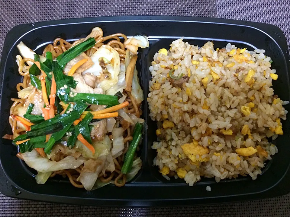 Snapdishの料理写真:醤油焼きそば&炒飯弁当|ばーさんさん