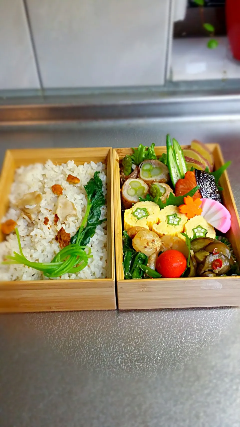 《木曜日のお弁当》🍱

・アスパラ豚巻き焼き（自家製タレ）
・オクラ入りだし巻き玉子
・エビ、ニラのマスタードソティー
・焼き鮭
・ウニ、アワビ入りご飯
・温野菜さつま芋、飾り切り人参

行ってらっしゃ〜い♡|藤田 まり子さん