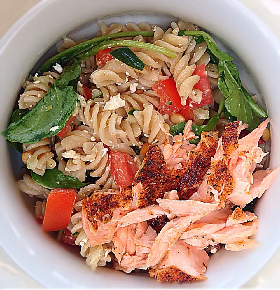 Arugula pasta salad with salmon|lindsay robesonさん