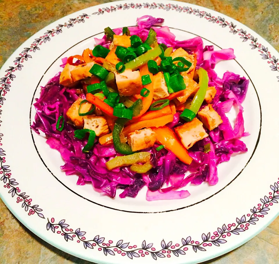 Tofu and Veggie Stir Fry over Red Cabbage|http://melissasmenu.wordpress.com/さん