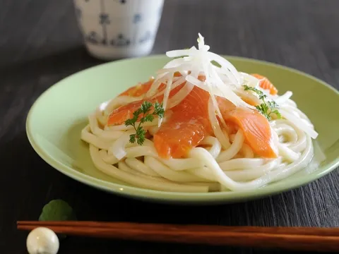 サーモンの爽やかマリネ風冷やしうどん|ヤマサ醤油公式アカウントさん