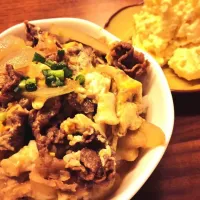 Snapdishの料理写真:牛卵とじ丼＆ポテトサラダ|( ´ (ェ)｀)さん