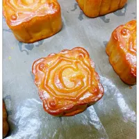 Snapdishの料理写真:廣式傳統月餅
Chinese Traditional Moon Cake|Gi Gi' s Bakeryさん