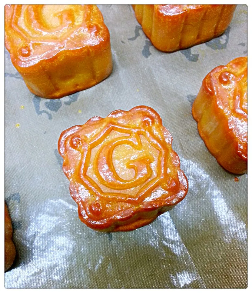 Snapdishの料理写真:廣式傳統月餅
Chinese Traditional Moon Cake|Gi Gi' s Bakeryさん