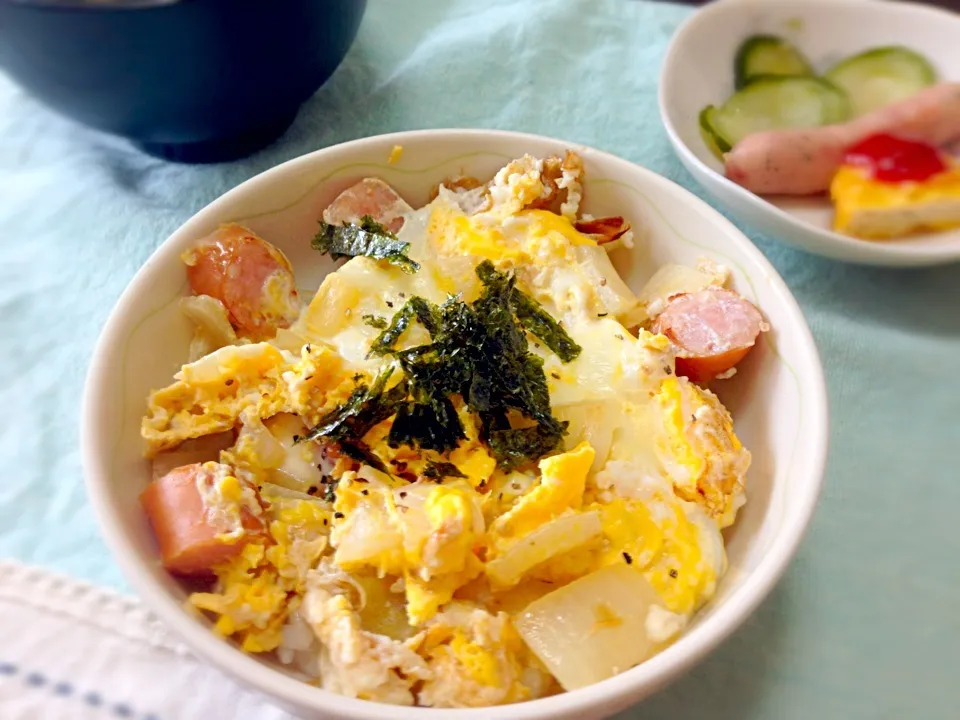 玉ねぎとウインナーの玉子丼☆めんつゆ仕立て☆|ゆりさん