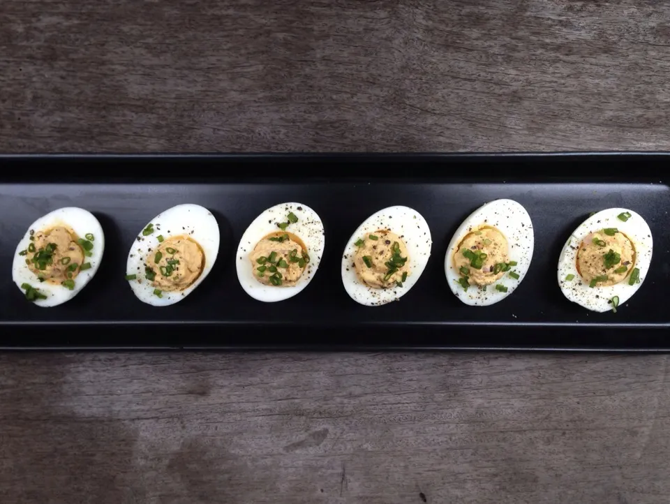 Bacon & Cheddar deviled Eggs|OnTheWoodenTableさん