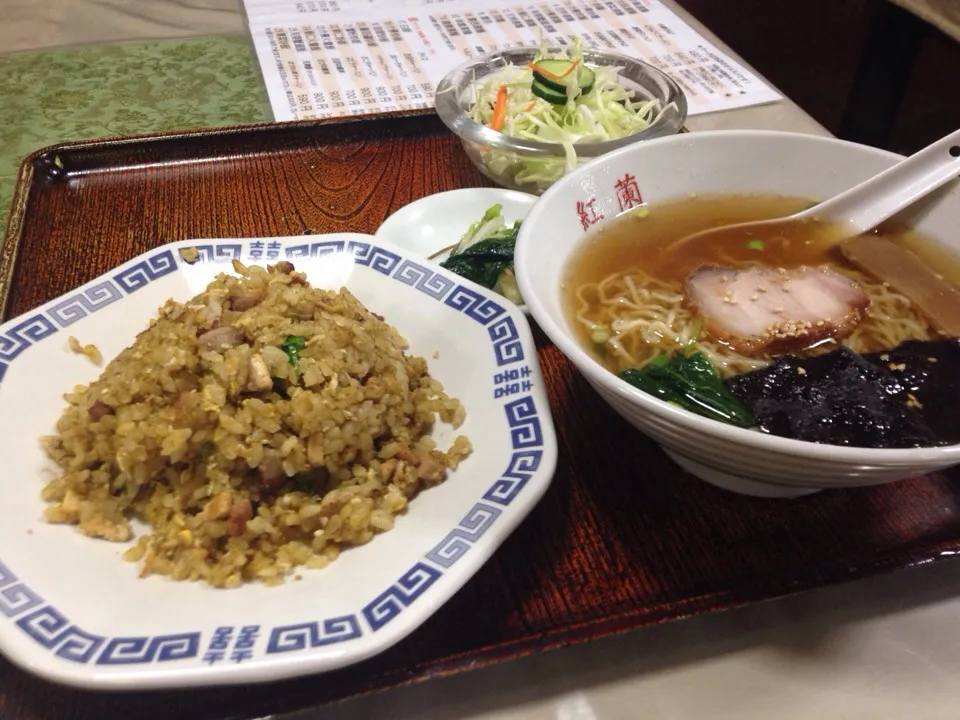 Snapdishの料理写真:営業マンの昼ごはん 半カレー炒飯とミニラーメンセット|ぽんたさん