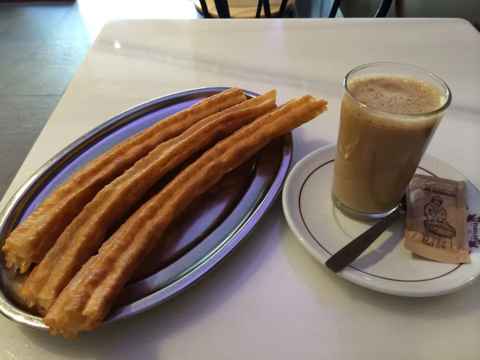 Snapdishの料理写真:スペインの朝食  太いチュロスとカフェコンレチェ|cocoaさん