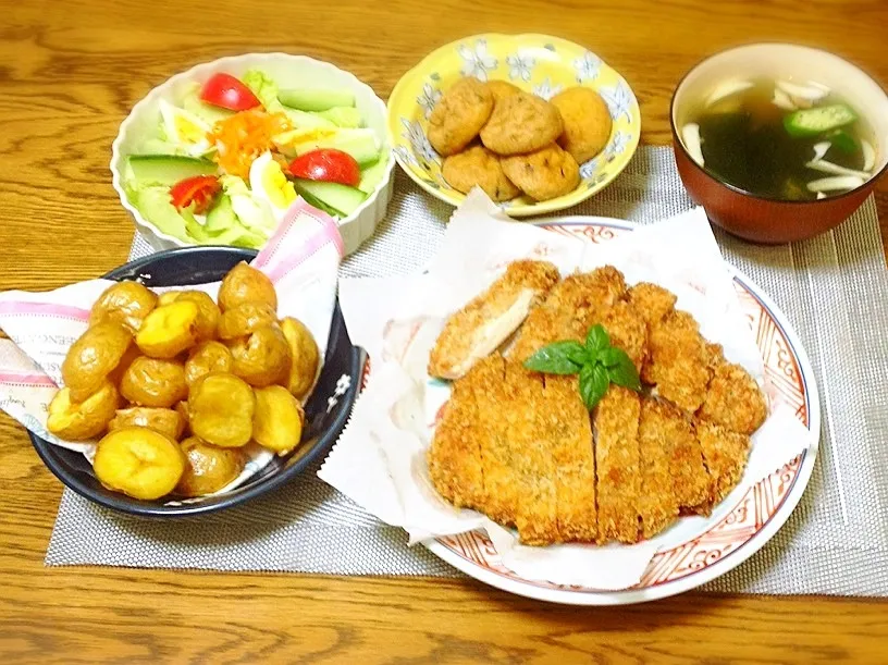 サラダ・がんも煮物・具だくさんスープ・トンカツとチキンカツ・ちっちゃいオジャガでフライドポテト|美也子さん