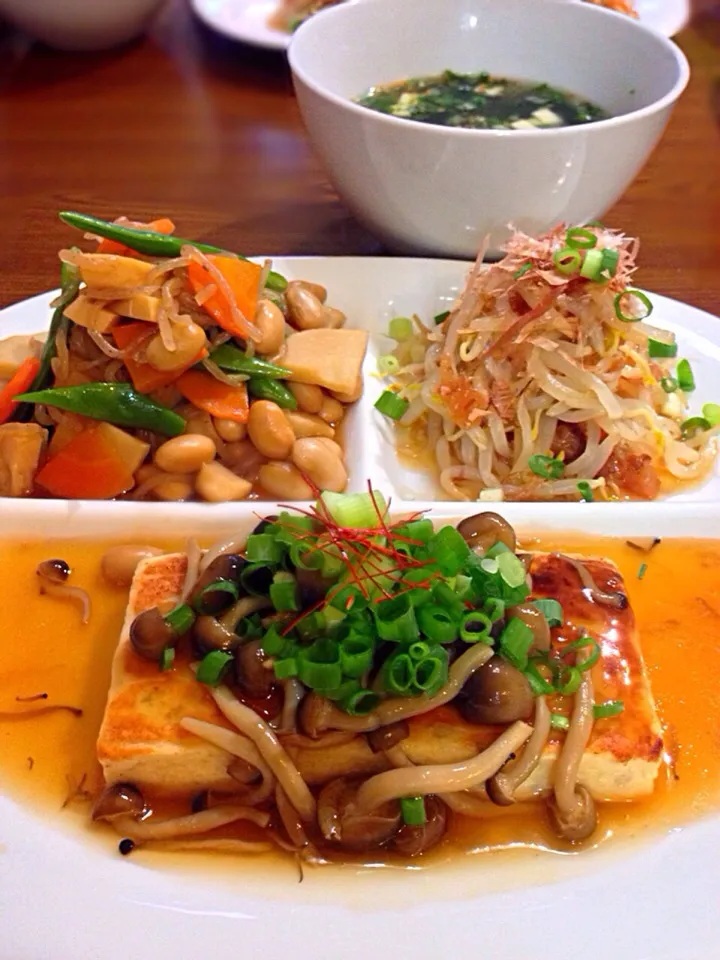 ⭐️お豆腐ハンバーグ  きのこ餡掛け ⭐️もやしの梅おかか和え ⭐️大豆と白滝の煮物 ⭐️めかぶと豆腐の味噌汁|よっちぃさん