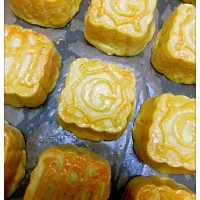 Snapdishの料理写真:西式酥皮奶黃月餅
Pastry Custard Moon Cake|Gi Gi' s Bakeryさん